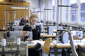 Studenten arbeiten mit Nähmaschinen 