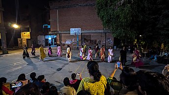 Tanzperformance von Schülern
