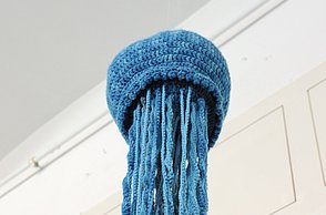 Eine Qualle aus Wolle die von der Decke hängt