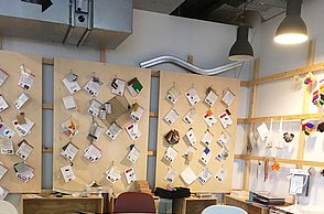 Runder Arbeitstisch mit Stühlen