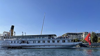 Foto eines langen Schiffs im Wasser