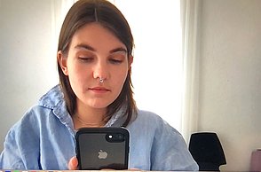 In einem Zoom call auf einem Laptop 