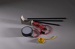 Dargestellt ist das verwendete Material der Leuchte, bestehend aus einem solarbetriebenen Leuchtschirm, Gurtband, Metallstangen und einem Betonfuß..