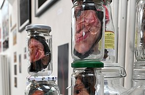 Foto von ausgedruckten Gesichtern in Glässern