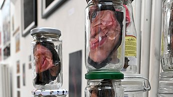 Foto von ausgedruckten Gesichtern in Glässern