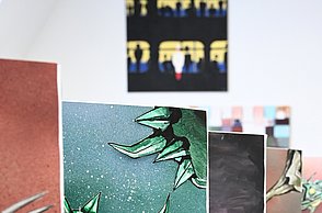 Foto von Bildern die in einer Reihe aufgestellt sind