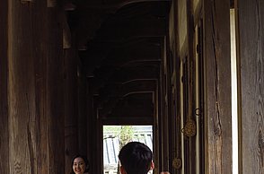 Ein Paar in traditioneller Kleidung