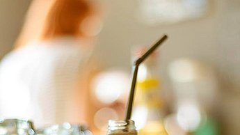 Glasflasche mit Strohhalm