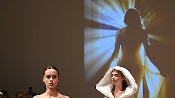 Foto von zwei Models die helle Kleidung tragen, die aus sanften Decken besteht