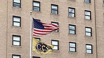 Bild von einem Gebäude mit der amerikanischen Flagge davor