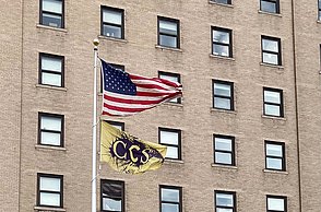 Bild von einem Gebäude mit der amerikanischen Flagge davor