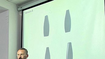 Ein Mann hält eine Präsentation 