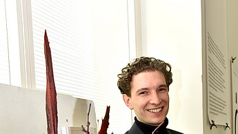 Person neben einem Projekt