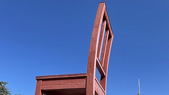 Foto eines riesigen roten Stuhls