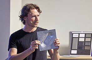 Jonathan Müller präsentiert das Verfahren „Incremental Sheet Metal Forming“,