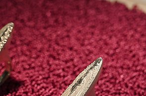 Foto eines länglichen Rings auf rotem Sanduntergrund 