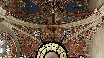 Kronleuchter an der Decke eines alten Gebäudes