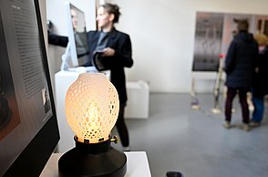 Foto einer Ausstellung von Bildern