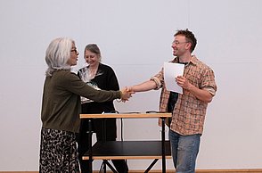Stipendiat 2026 Florian Anderer bekommt Urkunde übergeben