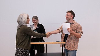 Stipendiat 2026 Florian Anderer bekommt Urkunde übergeben