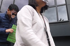 Zwei Personen mit Affenmasken 