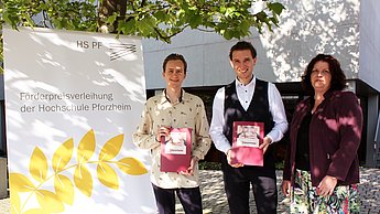 Christina Esenwein von der Stiftung Rolf Scheuermann mit den Preisträgern Pascal Rein (li.) und Lukas Klösel (Mi.)