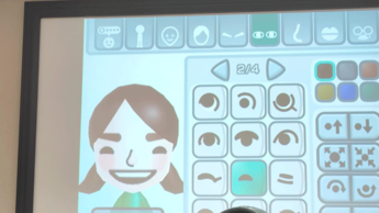 Person steht vor einer Leinwand auf welcher ein Nintendo Mii Charakter von ihr erstellt wird