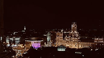 Madrids Gebäude sind in der Nacht hell erläuchtet