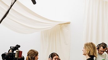 Interview neben einer Ausstellung