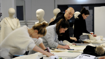 Studenten arbeiten an Projekt