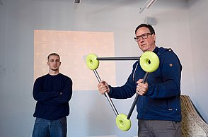 Zwei Männer präsentieren ihr Gerüst