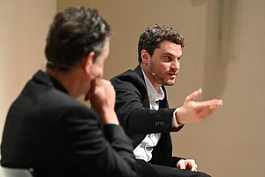 Tobias von Laubenthal und Robert Eikmeyer im Gespräch auf der Bühne