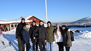 Gruppenfoto vor einer verschneiten Landschaft