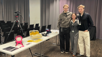 Foto von den Studenten vor ihren Projekten