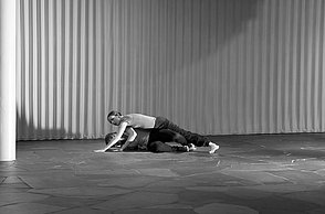 Zwei Personen haben eine Performance auf einer Bühne