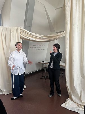 Studentinnen präsentieren ihr Projekt