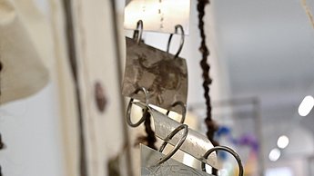 Nahaufnahme eines metallenen Accessoire Objekts