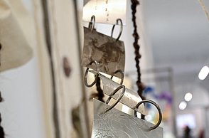 Nahaufnahme eines metallenen Accessoire Objekts