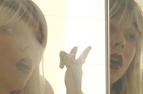 Zwei Bilder einer Frau 