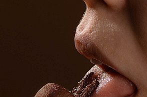 Foto einer Person, die einen essbaren Ring ableckt