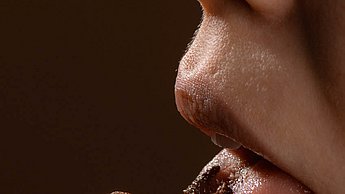 Foto einer Person, die einen essbaren Ring ableckt