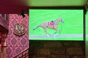 Bar mit Pferderennen 