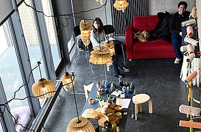 Foto eines dekorierten Zimmers von oben