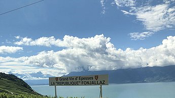 Foto einer Landschaft mit Blick auf einen See