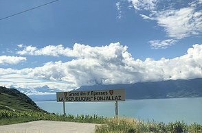 Foto einer Landschaft mit Blick auf einen See