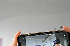 Eine Person macht ein Bild mit ihrem Handy