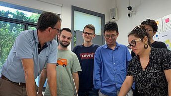 Beim Workshop an der Hunan School of Design: Prof. Manuel Aydt mit deutschen und chinesischen Studierenden.