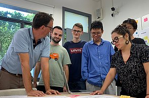 Beim Workshop an der Hunan School of Design: Prof. Manuel Aydt mit deutschen und chinesischen Studierenden.