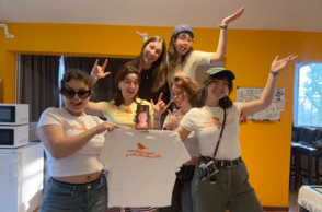 Personen posieren für ein Foto