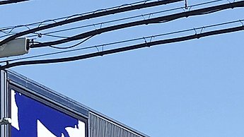 Eine Gebäudewand mit einem Poster